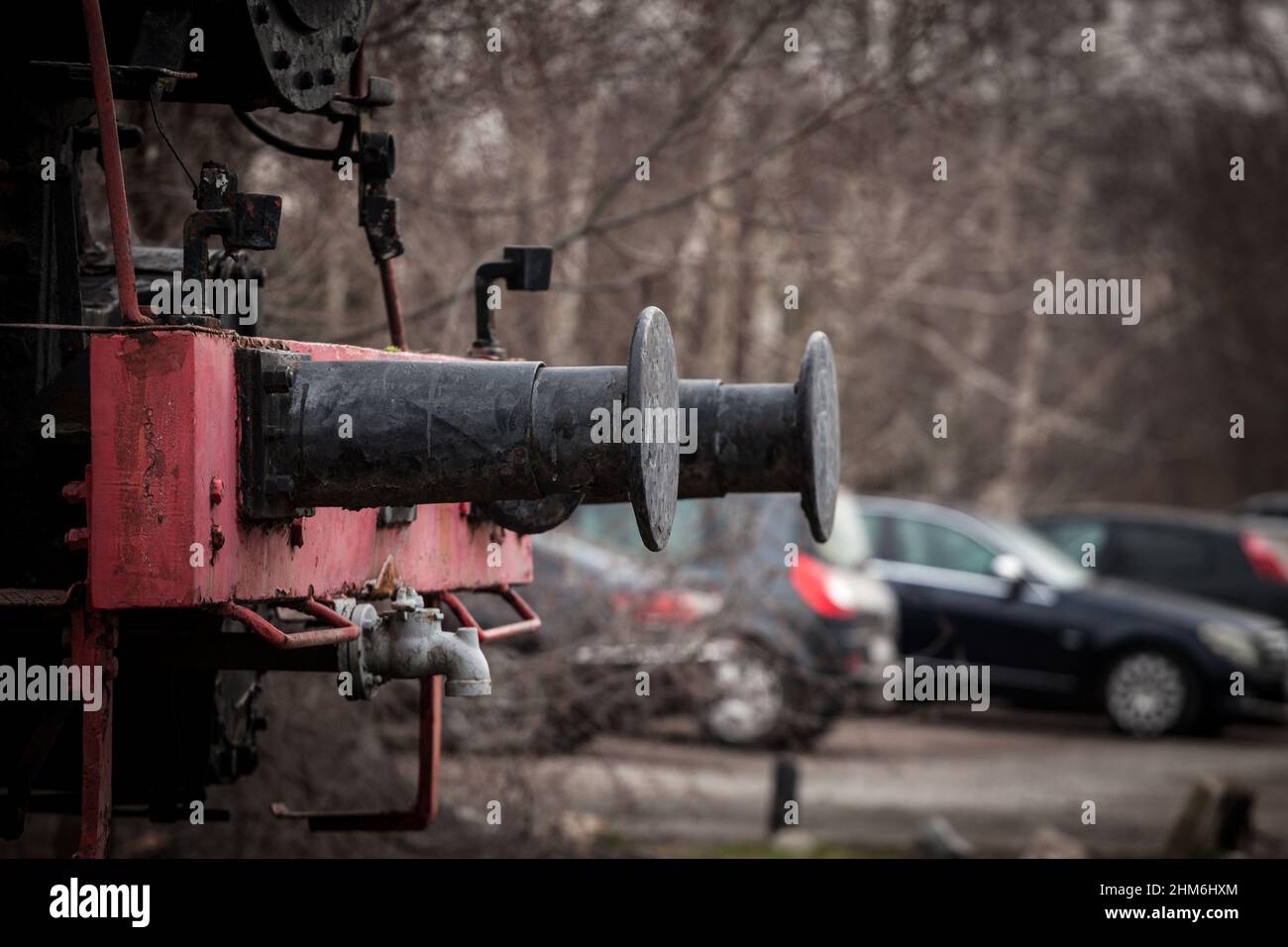 Immagine di un treno ferroviario buffer, vecchio, arrugginito e trascurato. Un buffer fa parte del sistema di accoppiamento paracolpi e catene utilizzato sui sistemi ferroviari Foto Stock
