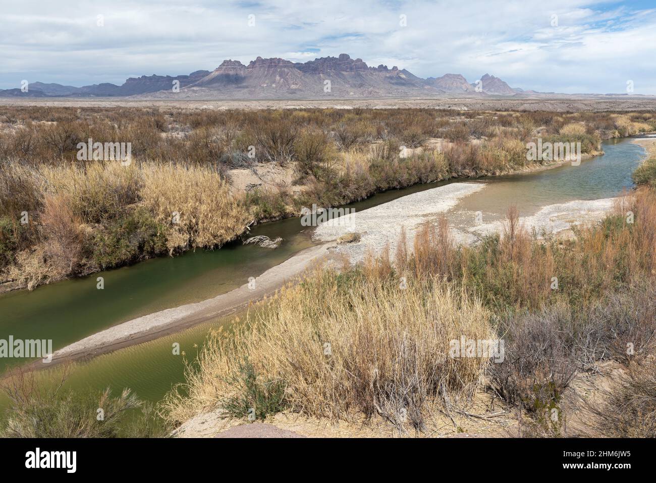 Le Chisos Mountains si profilano sullo sfondo mentre il Rio Grande separa il Messico dagli Stati Uniti nel Big Bend National Park. Foto Stock