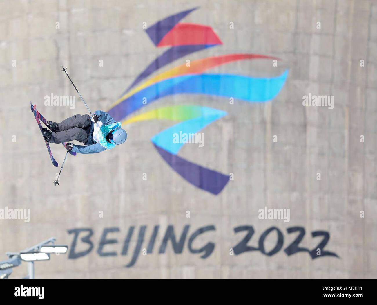 Pechino, Cina. 8th Feb 2022. Johanne Killi di Norvegia compete durante la finale freeski big air femminile alla Big Air Shougang di Pechino, capitale della Cina, 8 febbraio 2022. Credit: LAN Hongguang/Xinhua/Alamy Live News Foto Stock