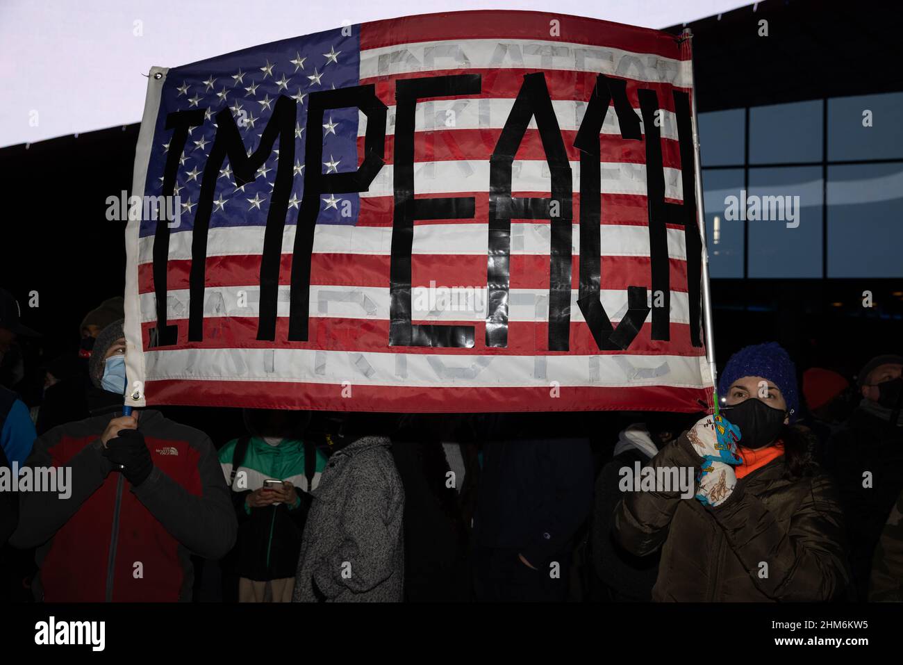 BROOKLYN, N.Y. – 7 gennaio 2021: I manifestanti anti anti-Trump sono visti fuori dal Barclays Center di Brooklyn. Foto Stock