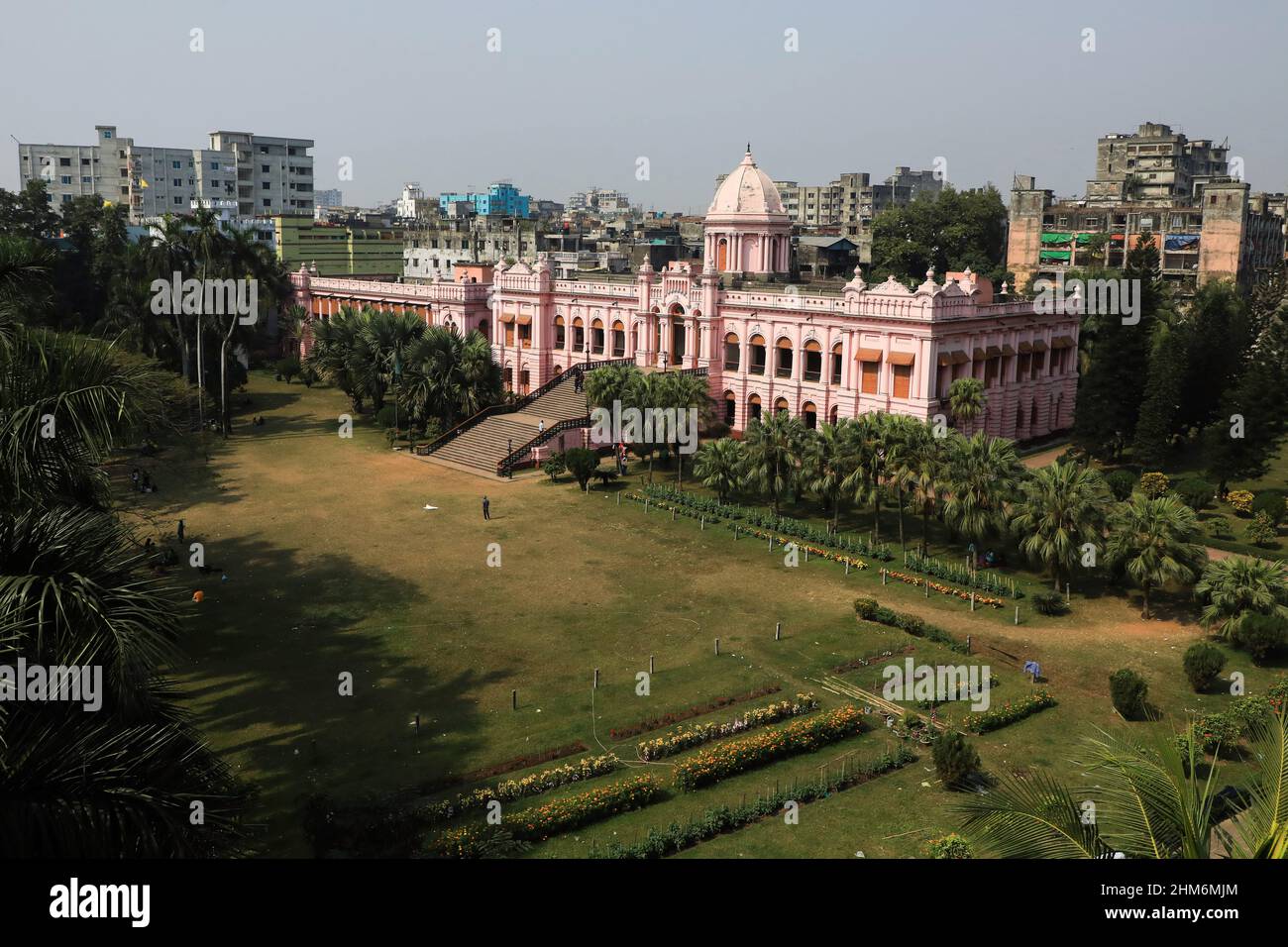 Dhaka, Bangladesh. 02nd Feb 2022. (NOTA DEI REDATTORI: Immagine scattata con drone) una vista del palazzo rosa che fu originariamente costruito da Nawab Sir Abdul Gani nel 1872, e fu ricostruito dopo il tornado del 1888. Lord Curzon soggiornò qui come ospite del figlio del Nawab dopo la partizione del Bengala. Credit: SOPA Images Limited/Alamy Live News Foto Stock