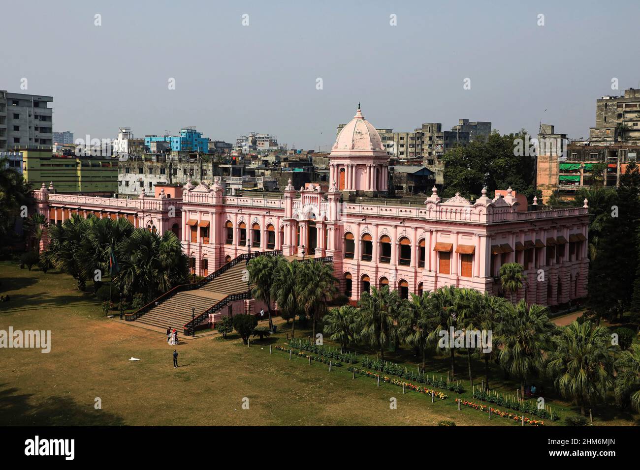 Dhaka, Bangladesh. 02nd Feb 2022. (NOTA DEI REDATTORI: Immagine scattata con drone) una vista del palazzo rosa che fu originariamente costruito da Nawab Sir Abdul Gani nel 1872, e fu ricostruito dopo il tornado del 1888. Lord Curzon soggiornò qui come ospite del figlio del Nawab dopo la partizione del Bengala. Credit: SOPA Images Limited/Alamy Live News Foto Stock