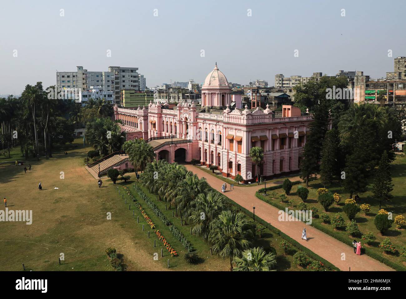 Dhaka, Bangladesh. 02nd Feb 2022. (NOTA DEI REDATTORI: Immagine scattata con drone) una vista del palazzo rosa che fu originariamente costruito da Nawab Sir Abdul Gani nel 1872, e fu ricostruito dopo il tornado del 1888. Lord Curzon soggiornò qui come ospite del figlio del Nawab dopo la partizione del Bengala. Credit: SOPA Images Limited/Alamy Live News Foto Stock