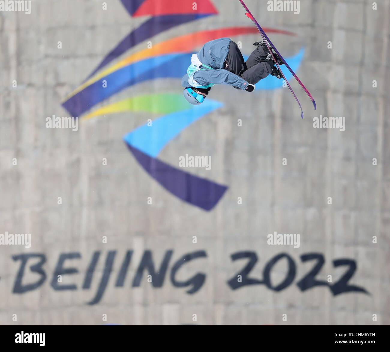 Pechino, Cina. 8th Feb 2022. Johanne Killi di Norvegia compete durante la finale freeski big air femminile alla Big Air Shougang di Pechino, capitale della Cina, 8 febbraio 2022. Credit: LAN Hongguang/Xinhua/Alamy Live News Foto Stock
