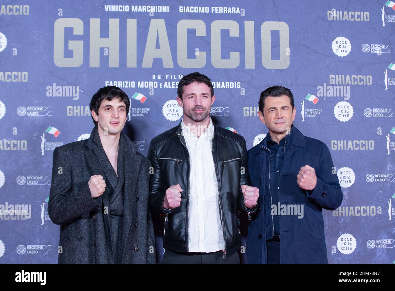 7 febbraio 2022, Roma, Italia: Giacomo Ferrara, Giovanni De Carolis e Vinicio Marchioni partecipano alla prima del film ''Ghiaccio'' al Cinema spaziale moderno di Roma (Credit Image: © Matteo Nardone/Pacific Press via ZUMA Press Wire) Foto Stock