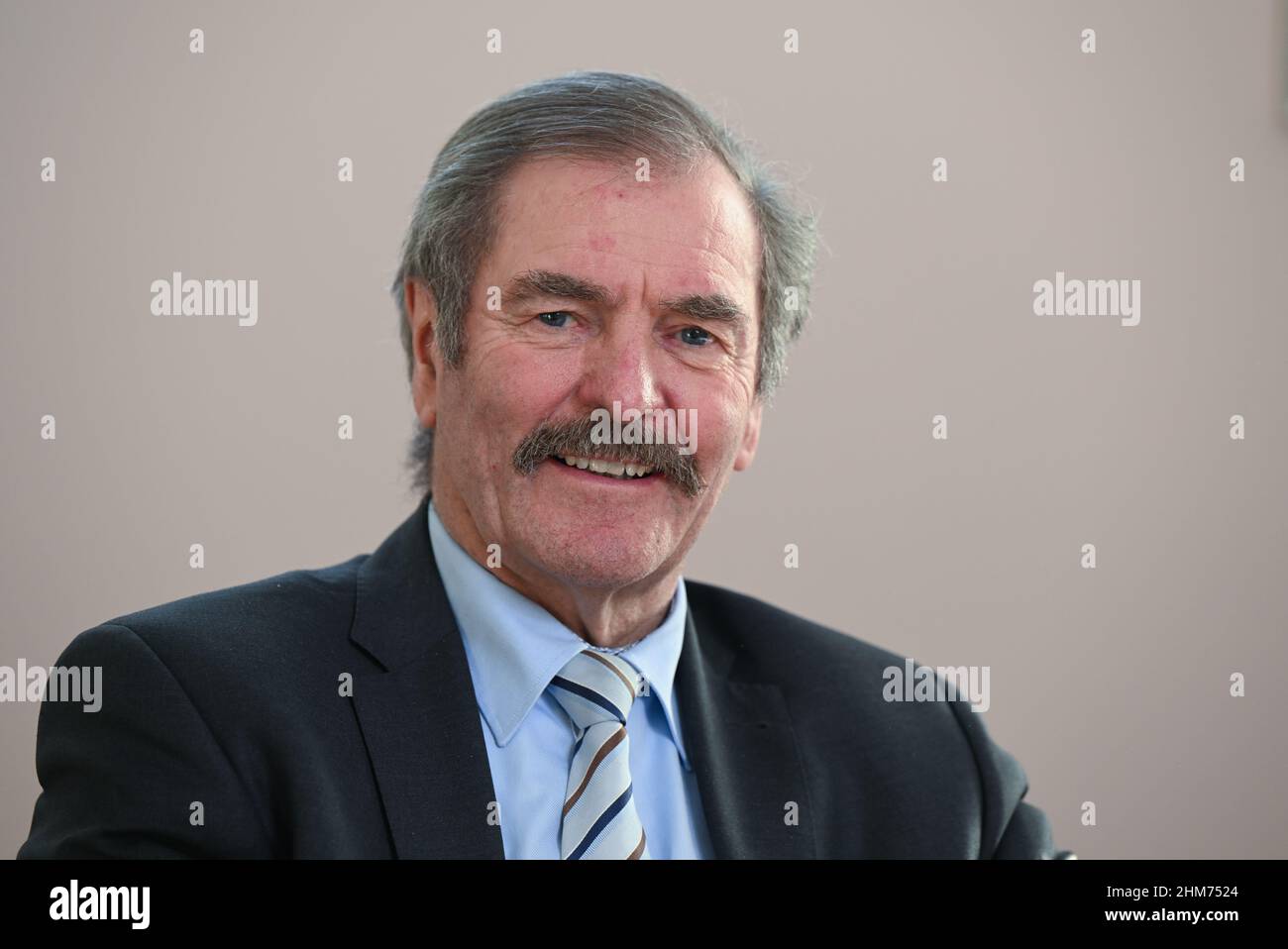 07 febbraio 2021, Baden-Wuerttemberg, Tübingen: Michael Bamberg, Direttore medico e Presidente del Consiglio di Amministrazione dell'Ospedale Universitario di Tübingen, siede nel suo studio. Secondo Michael Bamberg, medico capo di Tübingen, esiste già una capacità sufficiente per 19 pazienti nei reparti normali degli ospedali universitari nel sud-ovest. (A dpa: 'Medico capo dà tutto chiaro: Letti sufficienti nelle cliniche') Foto: Bernd Weißbrod/dpa Foto Stock