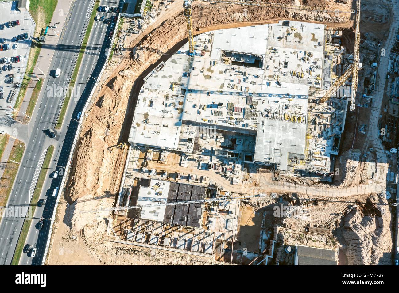 vista aerea del cantiere cittadino il giorno di sole. nuovo centro commerciale in zona residenziale in costruzione. Foto Stock