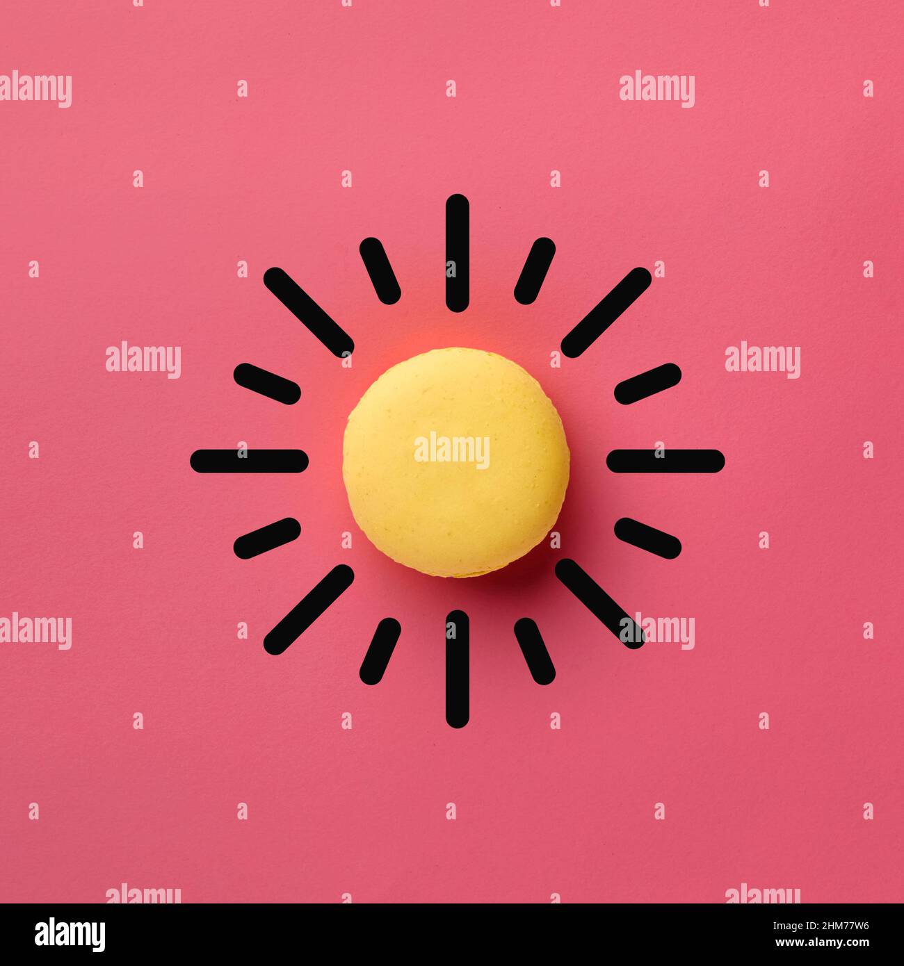 Macarone o macaron di colore giallo progettato come sole. Cibo estivo, dessert o dolce concetto. Foto Stock