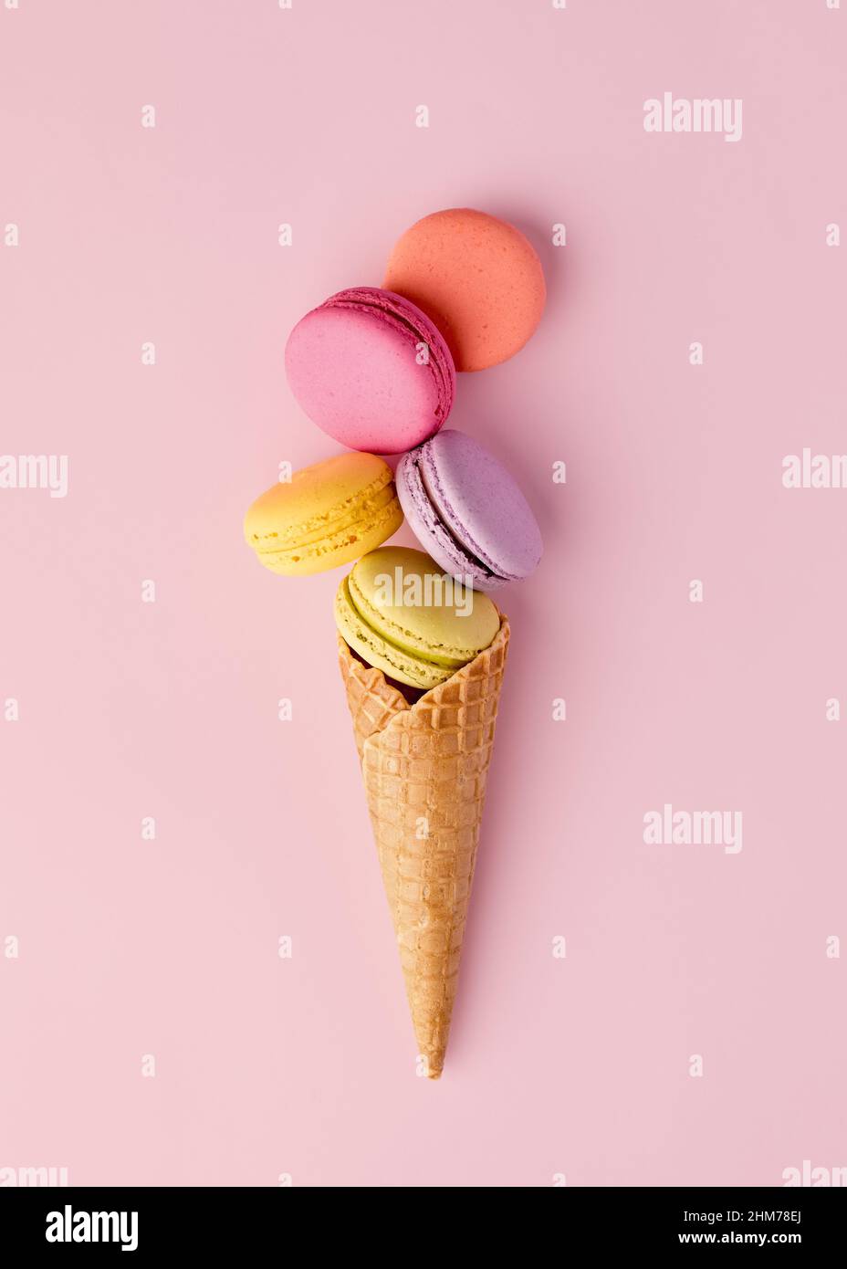 Macaron o macaron deliziosi e colorati in un cono di waffle per gelato. Dessert estivo. Foto Stock