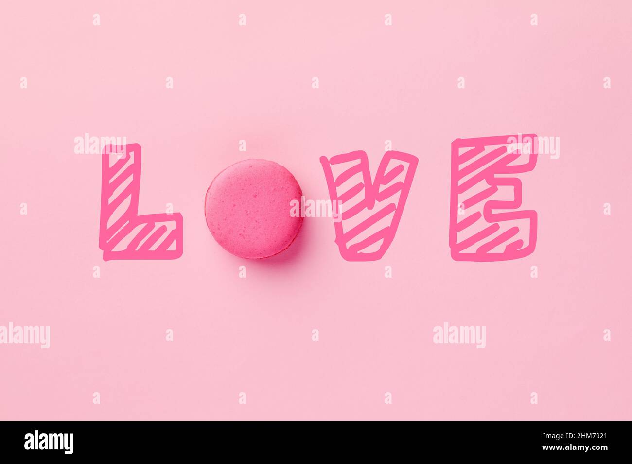 Concetto di giorno di amore di amaretto o di valentine. La lettera o in parola AMORE fatto di macaron di forma rotonda. Foto Stock