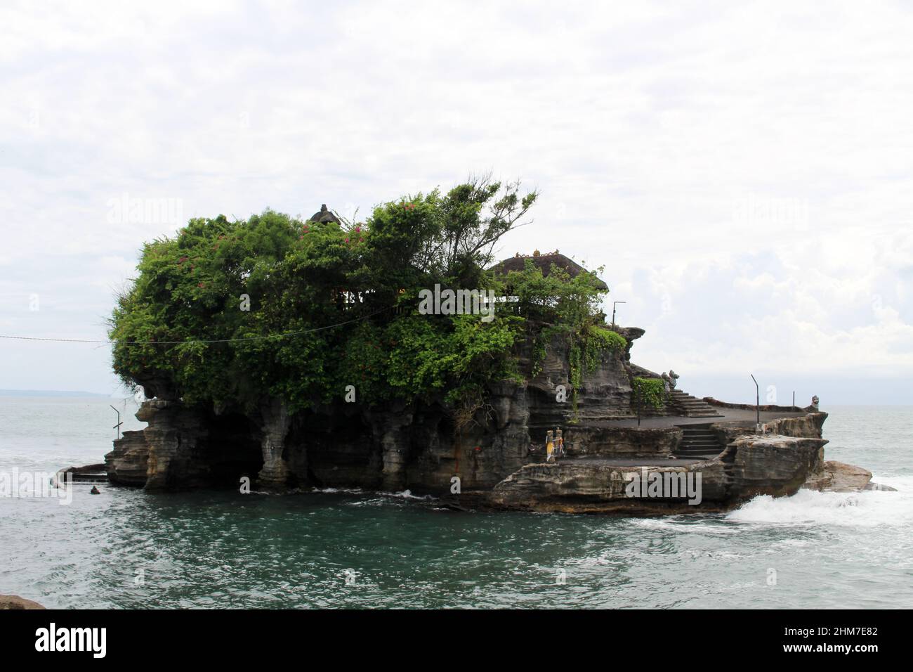 Tempio Tanah Lot a Bali Indonesia, situato nel mezzo del mare. Preso gennaio 2022. Foto Stock