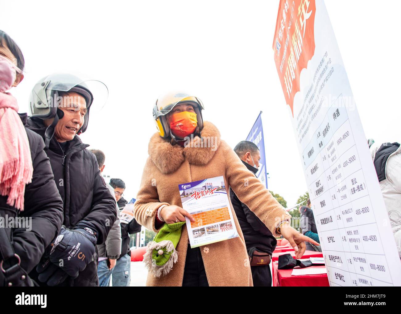 NANTONG, CINA - 8 FEBBRAIO 2022 - i cercatori di lavoro cercano informazioni ad una fiera di lavoro a Nantong, nella provincia di Jiangsu della Cina orientale, il 8 febbraio 2022. Foto Stock