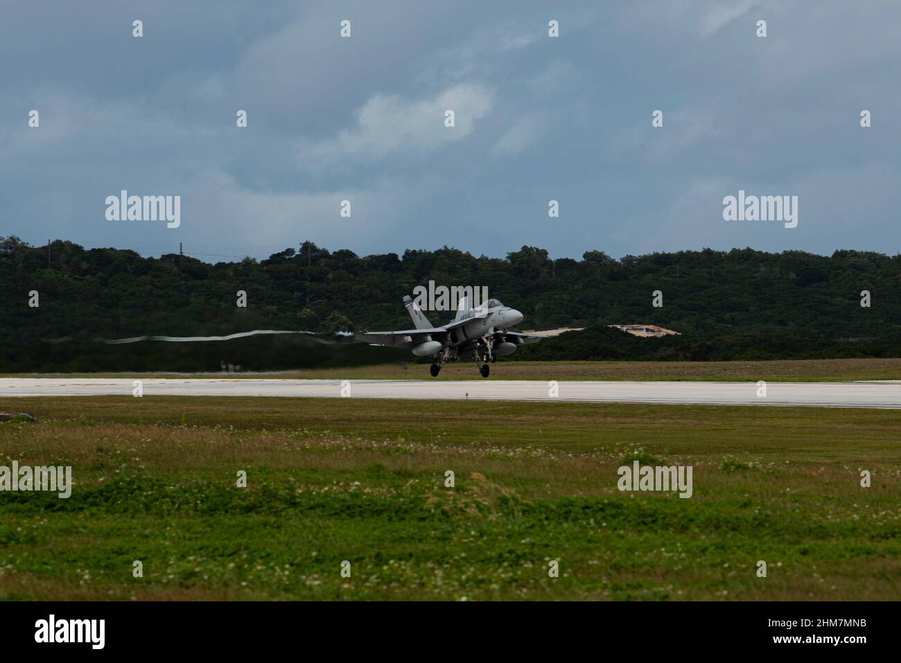 Un attacco di caccia alla Marina degli Stati Uniti Squadron 112 F-18C Hornet atterra sulla base dell'aeronautica di Andersen, Guam, dopo un sortie di addestramento il 28 gennaio 2022. Il Marine Aviation Logistics Squadron 12 e MFAS 112 hanno eseguito il carico di ordnance per mantenere gli standard di competenza e per la coesione di unità per le prossime esercitazioni. (Senior Airman Michael S. Murphy) Foto Stock