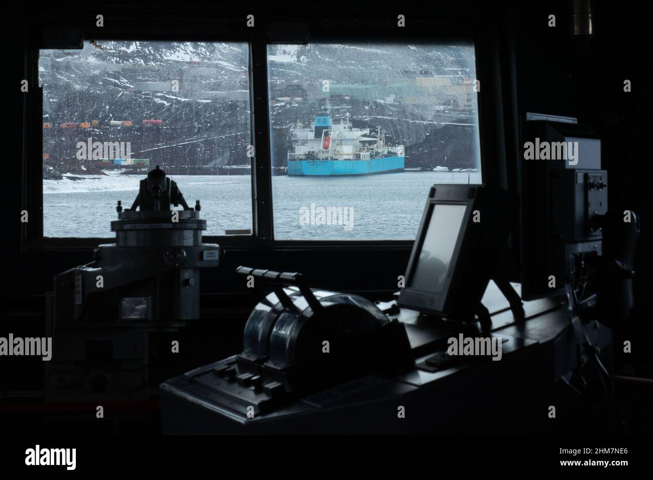 Mostrato è Maersk Peary, una nave di fornitura della Fondazione Nazionale della Scienza, ormeggiata in Winter Quarters Bay, McMurdo Station, dal ponte della Guardia Costiera degli Stati Uniti Cutter Polar Star (WAGB 10), 2 febbraio 2022. Maersk Peary rifornirà McMurdo con circa otto milioni di galloni di combustibile per mantenere il centro di ricerca in funzione fino al riapprovvigionamento in operazione Deep Freeze 2023. (STATI UNITI Foto della Guardia Costiera di Petty ufficiale 3rd Classe Diolanda Caballero) Foto Stock