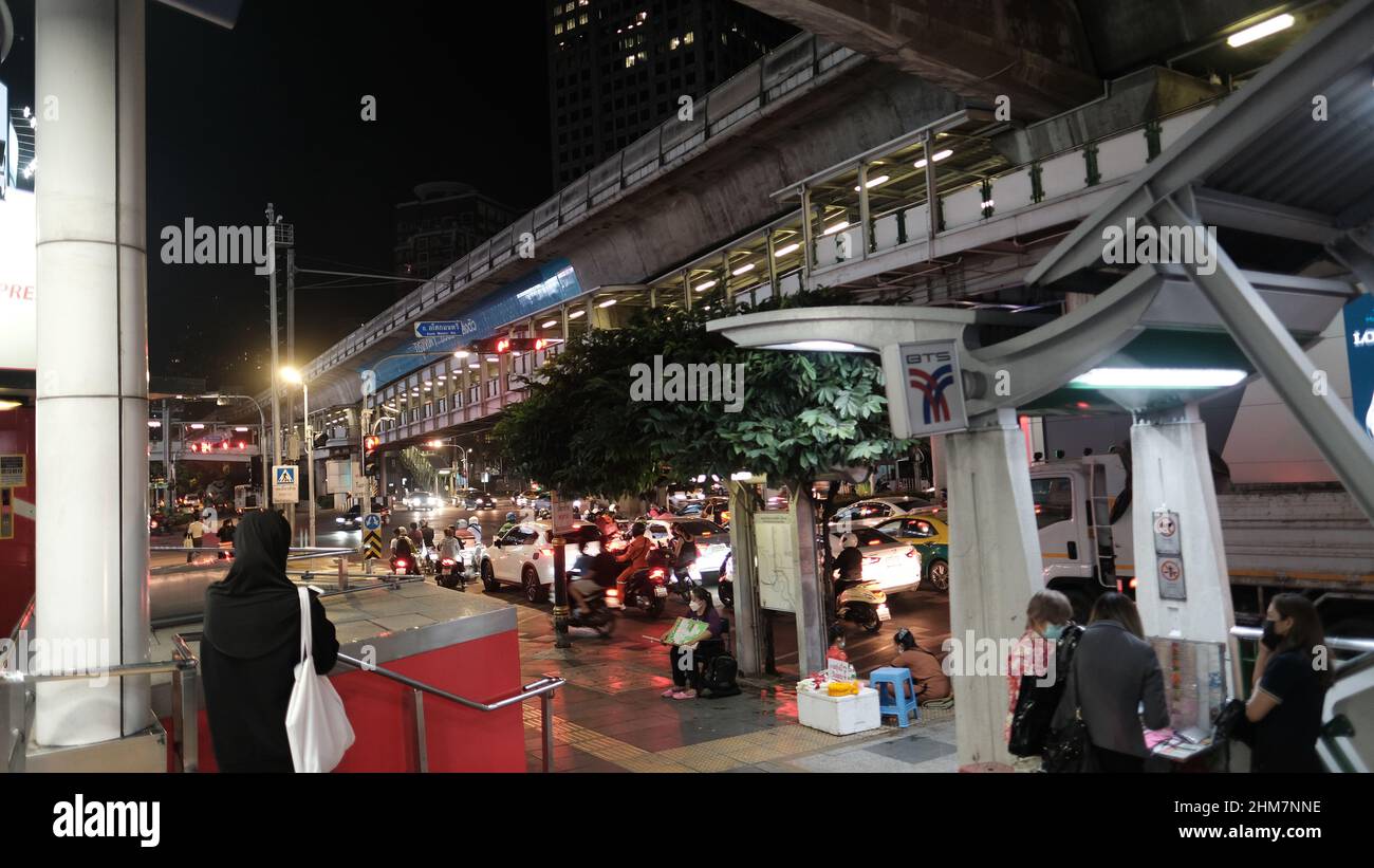 Stazione BTS di Asoke con l'intersezione di Asoke nello sfondo Bangkok Thailandia Foto Stock