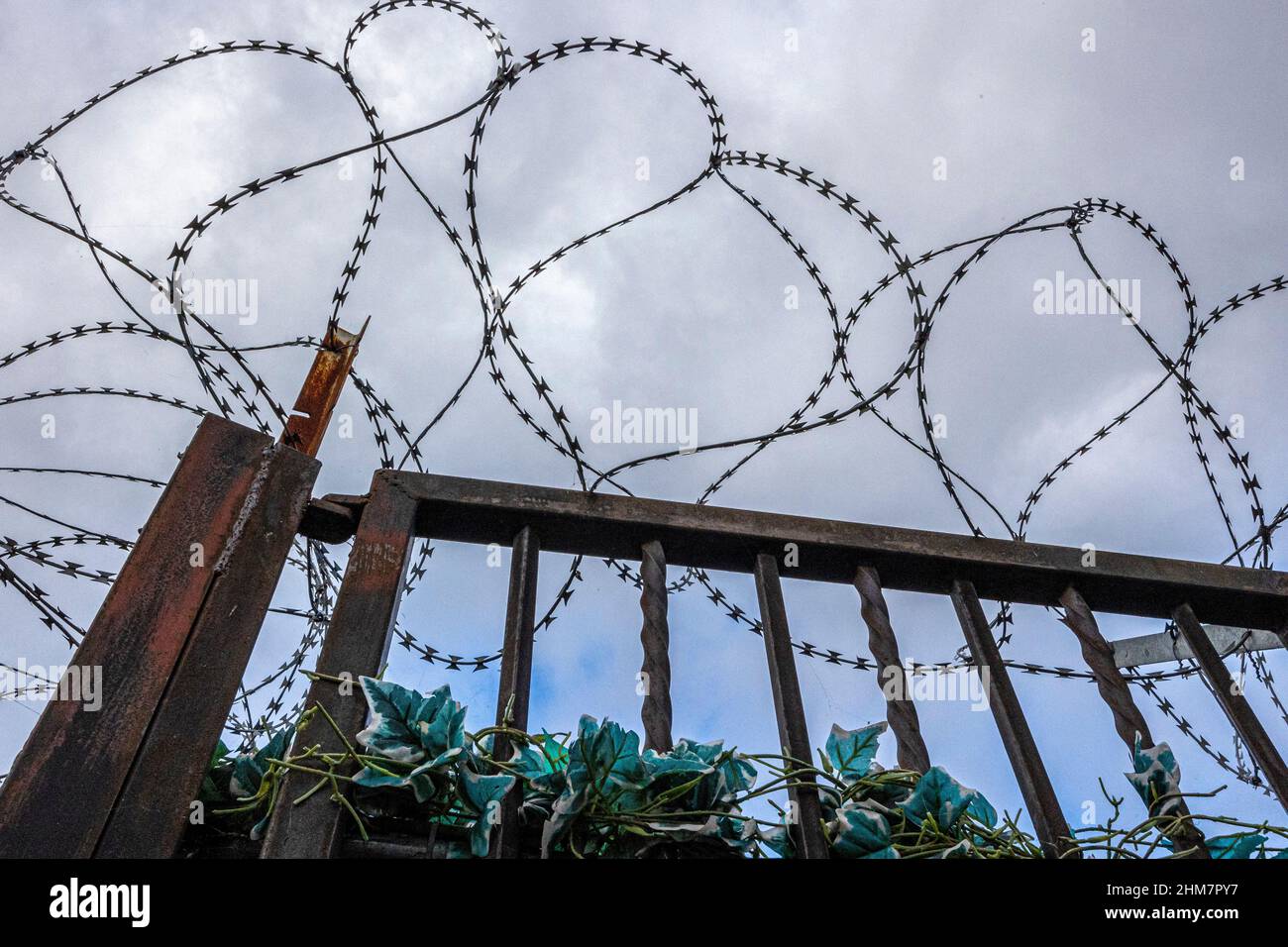 Filo di Razor Barb su una recinzione in Urban London Foto Stock