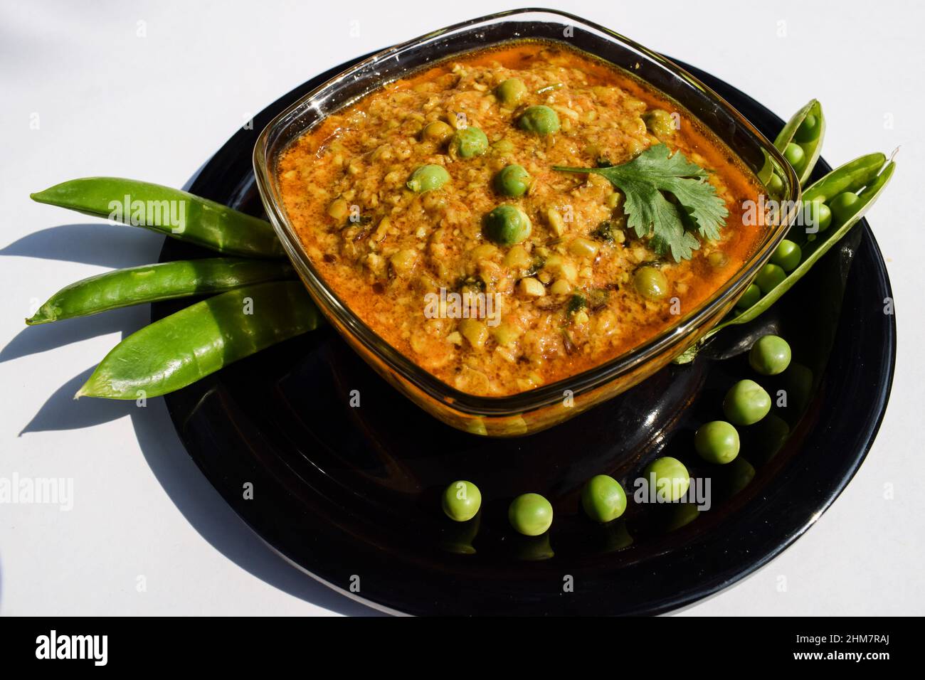 Peas dal fresco verde in ciotola. Hare matar ki daal guarnito con semi di piselli e foglie di coriandolo. I curry del contorno indiano e del daal hanno mangiato Foto Stock
