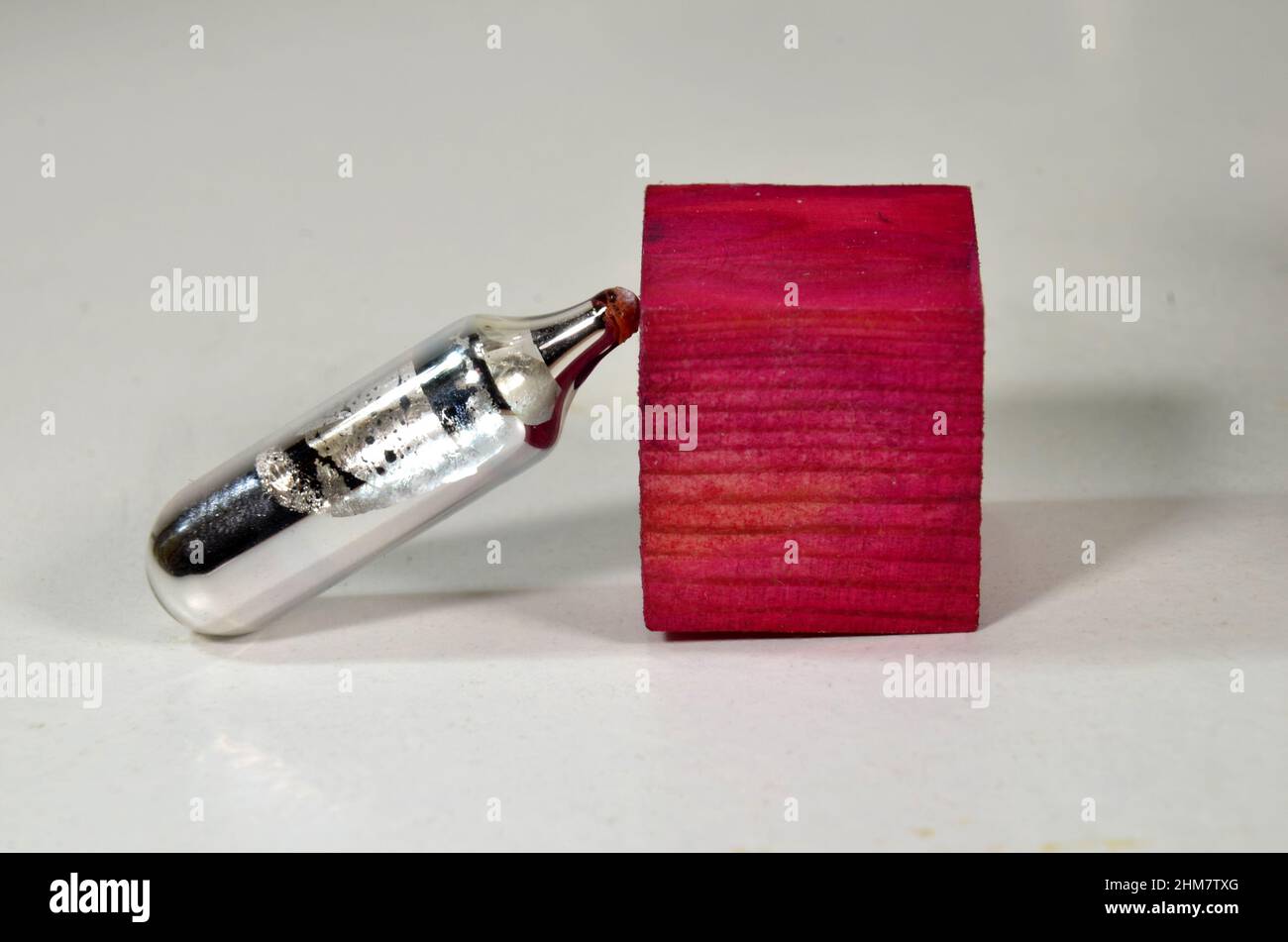 Campione del Rubidio di metallo alcalino, numero di elemento 37. Questo metallo reattivo può esistere solo in una fiala di vetro sigillata Foto Stock