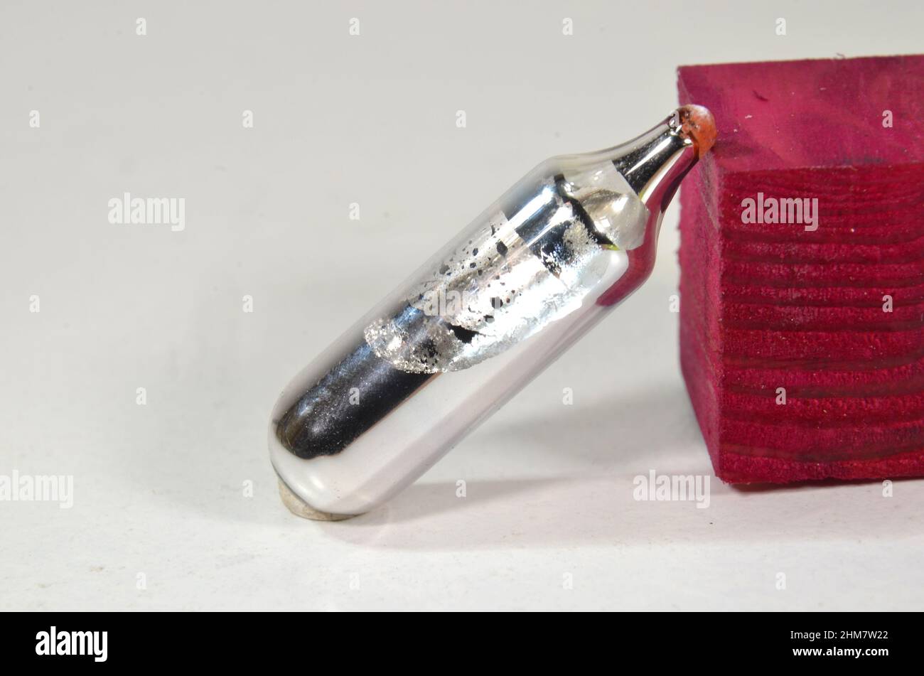 Campione del Rubidio di metallo alcalino, numero di elemento 37. Questo metallo reattivo può esistere solo in una fiala di vetro sigillata Foto Stock