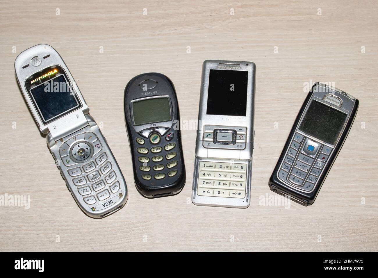 Bielorussia, Novopolotsk - 19 januay, 2022: Quattro vecchi telefoni a pulsante su tavolo di legno Foto Stock