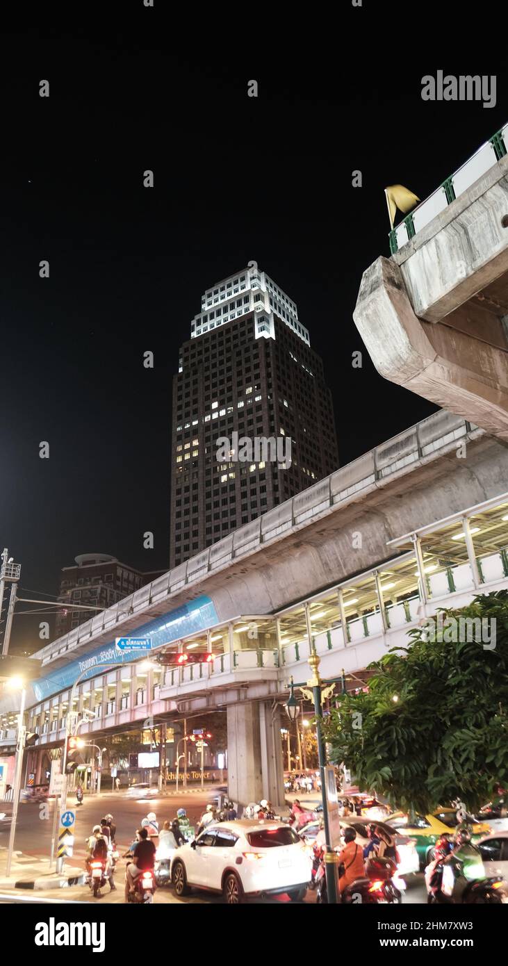 Stazione BTS di Asoke con l'edificio Exchange in background Bangkok Thailandia Foto Stock