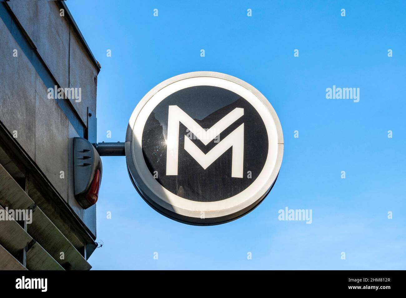 BUDAPEST - GEN 20: Nuovo logotipo moderno della metropolitana di Budapest come lettera M su sfondo nero, Gennaio 20. 2022 in Ungheria Foto Stock