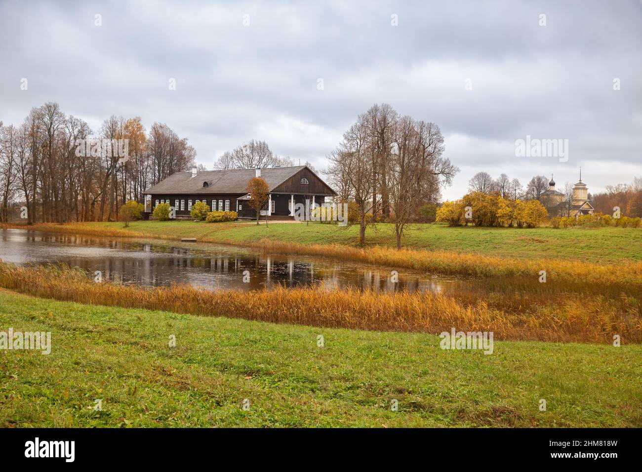 Pushkinskiye Gory, regione di Pskov, Russia - Ottobre 2021: Museo-tenuta Trigorskoe parte del Museo-Riserva di Stato di Alexander Pushkin Foto Stock