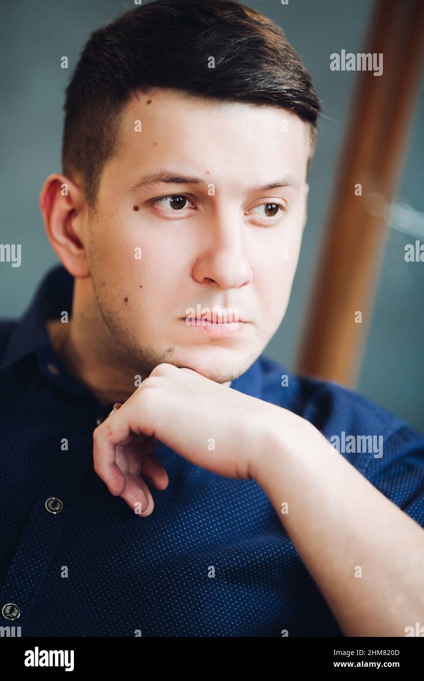 Fidato ragazzo seriamente guardando il lato e pensare. Foto Stock