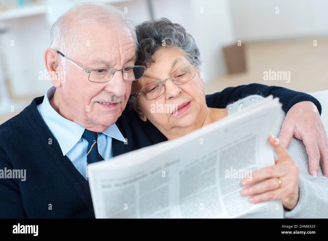 una coppia senior con giornale Foto Stock