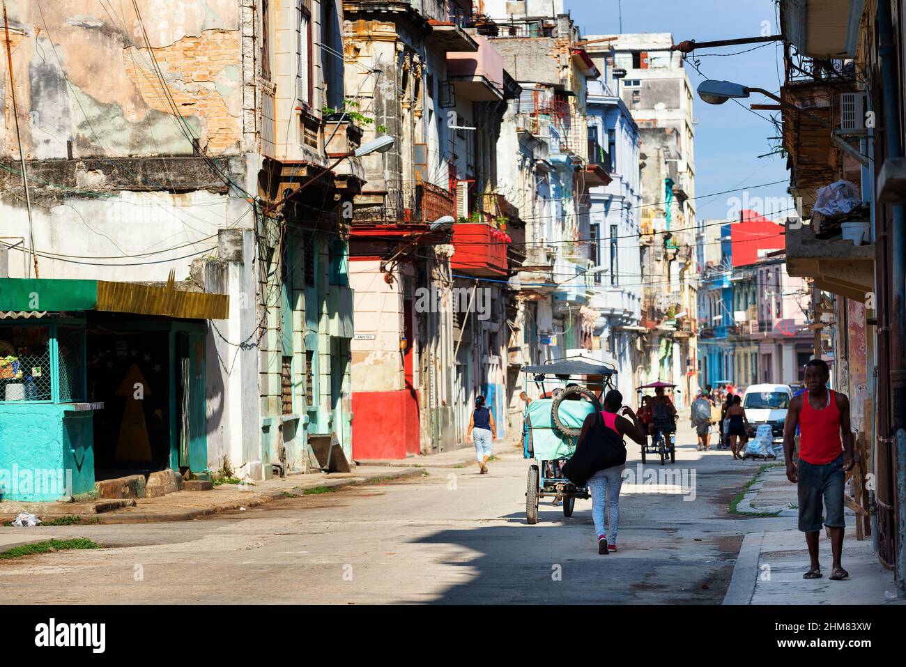 Scena di strada della città di Havana. Capitale Cuba sotto la luce del mattino di una giornata estiva. Foto Stock