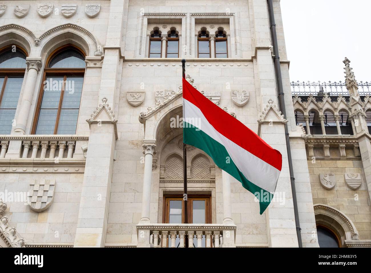 Bandiera dell'Ungheria sulla facciata del Parlamento ungherese a Budapest Foto Stock