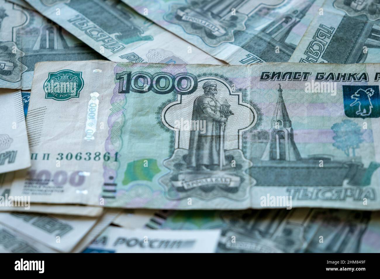 Carta di denaro russo su un tavolo, un mucchio di 1000 rubli come sfondo Foto Stock