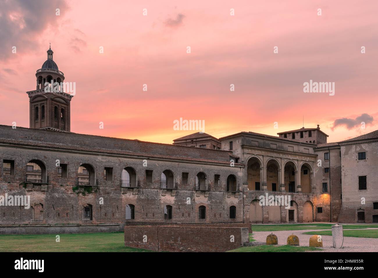 Vista sul Castello di San Giorgio al tramonto. Bella architettura italiana a Mantova (Mantova), Lombardia, Italia. Foto Stock