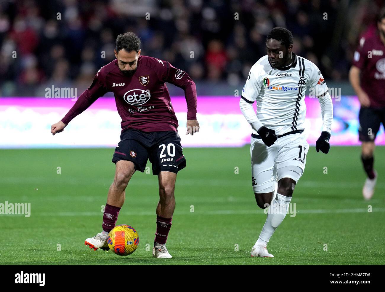 SALERNO, ITALIA - FEBBRAIO 07: Grigoris Kastanos degli Stati Uniti Salernitana compete per la palla con Emmanuel Gyasi di Spezia Calcio, durante la Serie A match tra US Salernitana e Spezia Calcio allo Stadio Arechi il 7 Febbraio 2022 a Salerno, Italia. (Foto tramite MB Media) Foto Stock