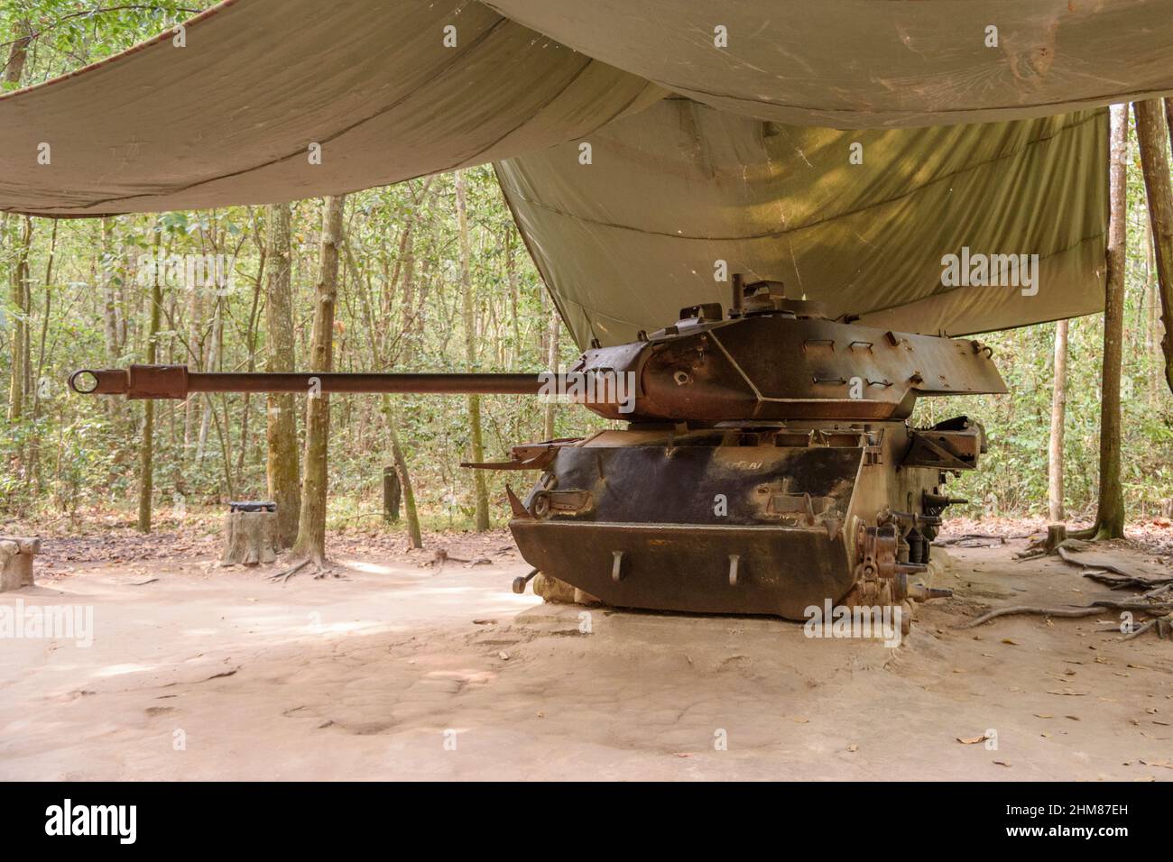 Un carro armato americano della guerra del Vietnam in mostra al complesso del tunnel di Cu Chi, distretto di Cu Chi, città di ho Chi Minh (Saigon), Vietnam meridionale Foto Stock