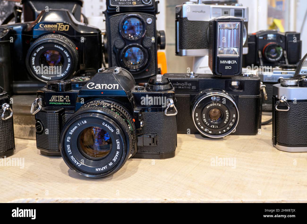 BUDAPEST - GEN 20: Vecchie fotocamere d'epoca Canon, Minolta su uno scaffale di commissionatore al mercato delle pulci di Budapest, Gennaio 20. 2022 in Ungheria Foto Stock