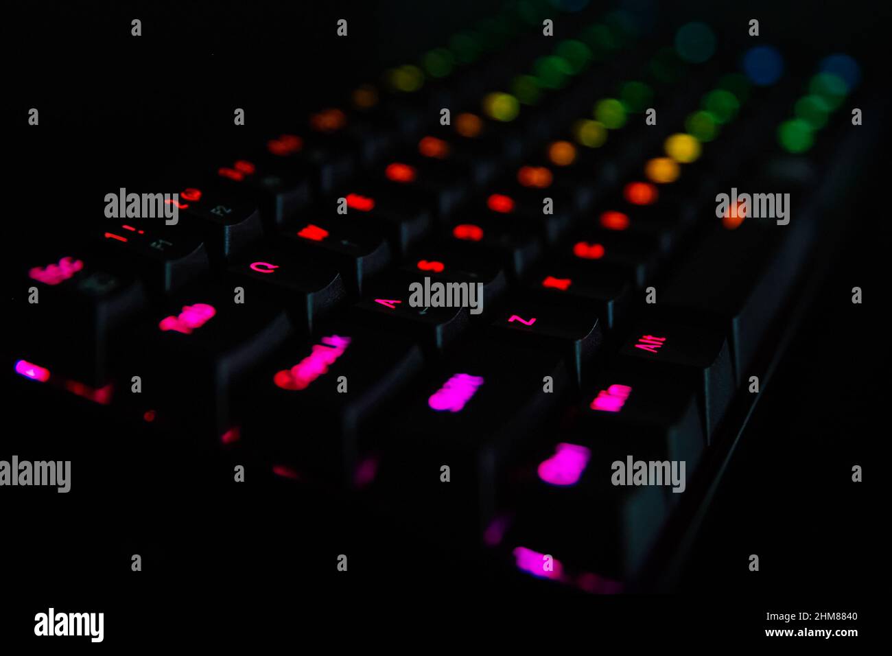 Tastiera per giochi, primo piano. Tastiera RGB meccanica per giochi da computer su backgound scuro Foto Stock