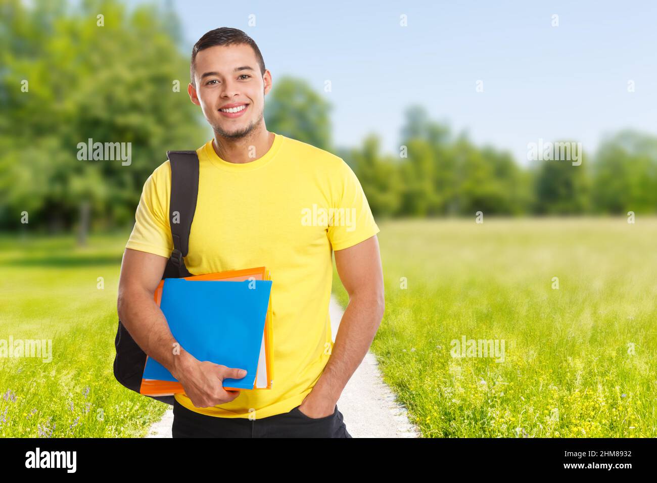 Studente giovane uomo all'aperto parco imparare copyspace copiare spazio sorridendo persone all'esterno Foto Stock