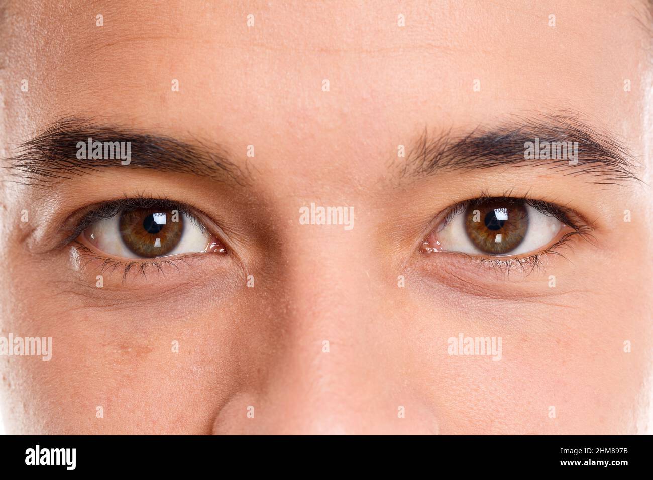 Occhi di un giovane uomo latino viso occhio macro colpo persona gente maschio Foto Stock
