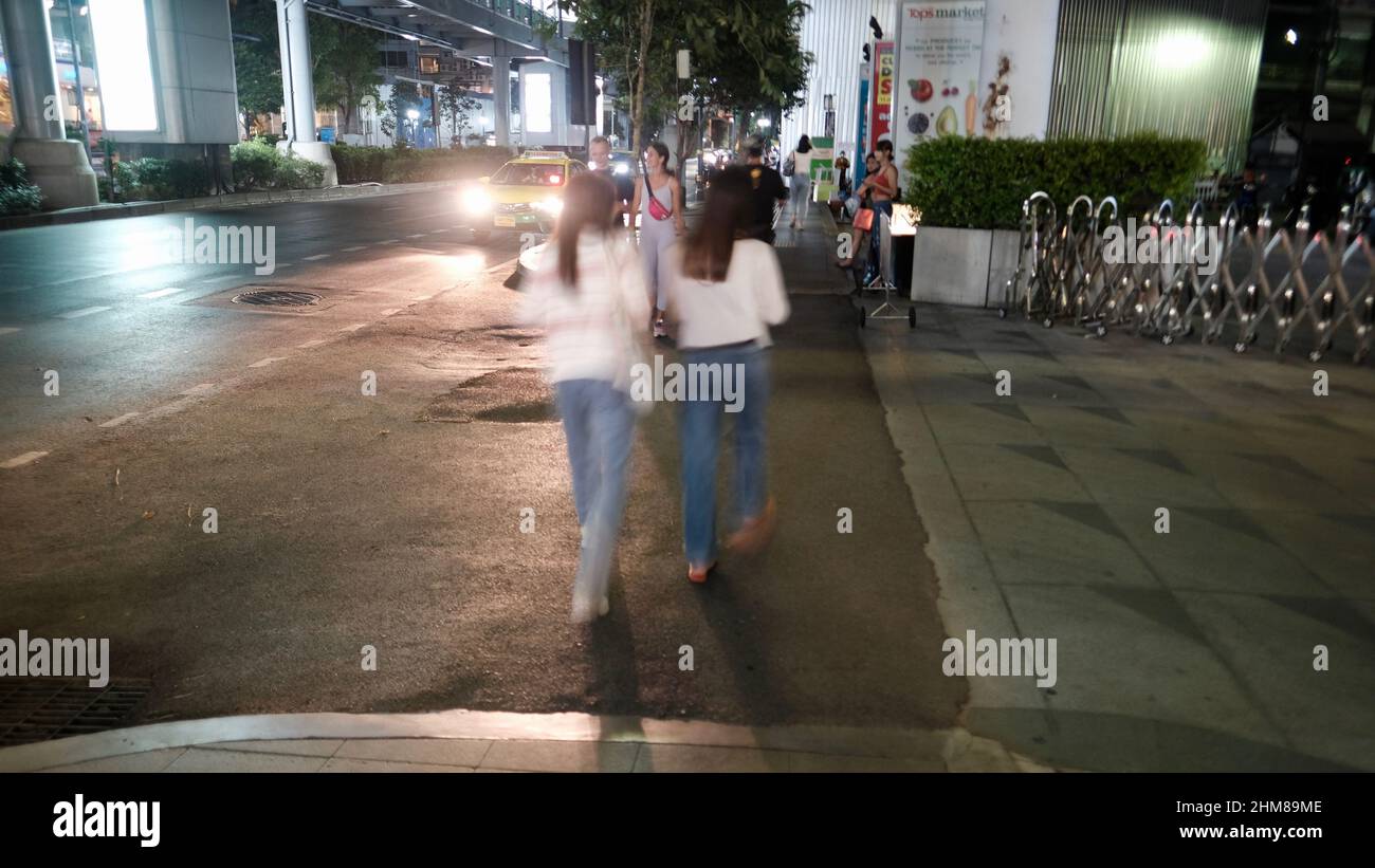 Pedoni femminili Passeggiate di notte Arte Sfondi Abstract Soft inutile Foto immagini Whit out scopo Bangkok Thailandia Foto Stock