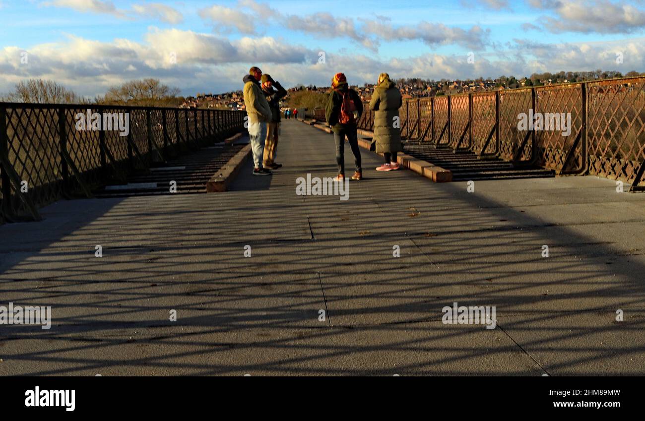 In un luminoso ma fresco e ventilato inverno mattina escursionisti sosta per una chiacchierata sul passaggio recentemente aperto sul gigante di ferro, il viadotto di Bennerley. Foto Stock