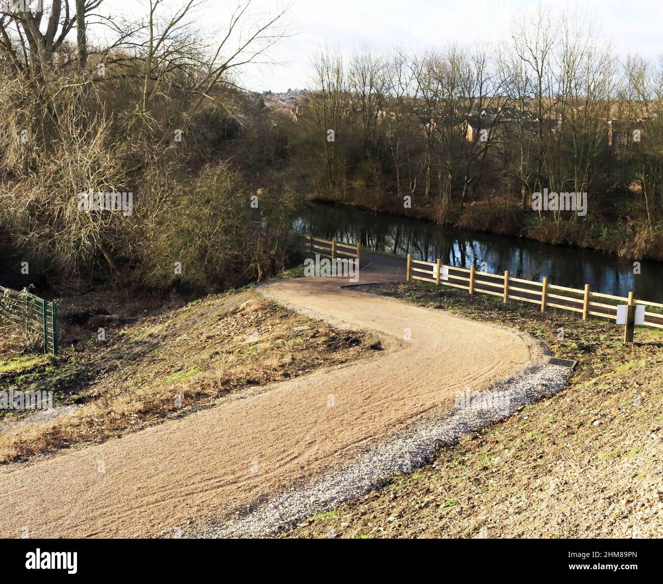 Guardando giù la rampa di accesso dal viadotto di Bennerley al canale Erewash che è stato installato per consentire l'accesso a piedi attraverso il viadotto Foto Stock