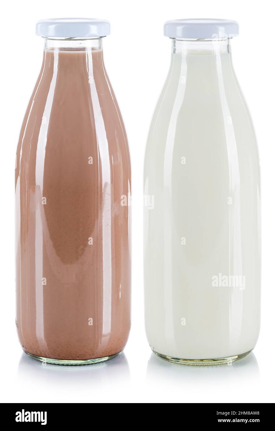 Bottiglie di latte fresco e bevande al cioccolato isolate su sfondo bianco Foto Stock