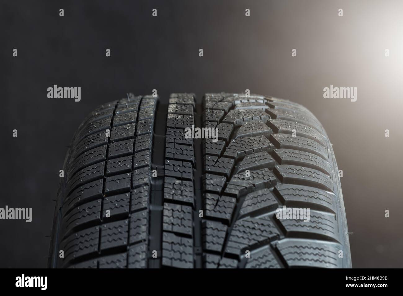 Pneumatici invernali con superficie testurizzata in primo piano con luce Foto Stock
