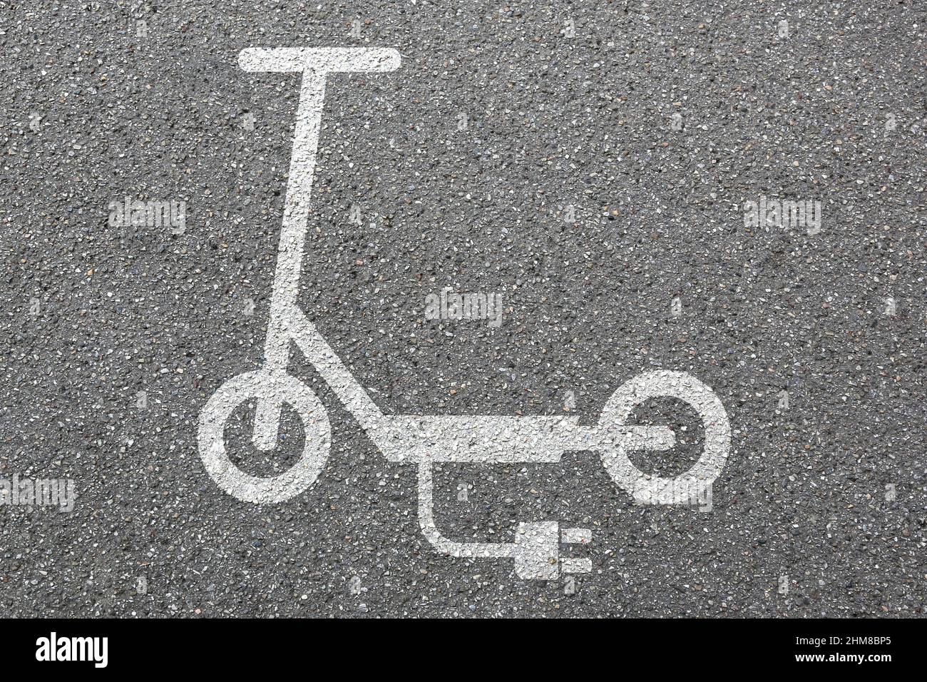 Scooter elettrico e-scooter strada segno eco friendly mobilità strada di trasporto Foto Stock
