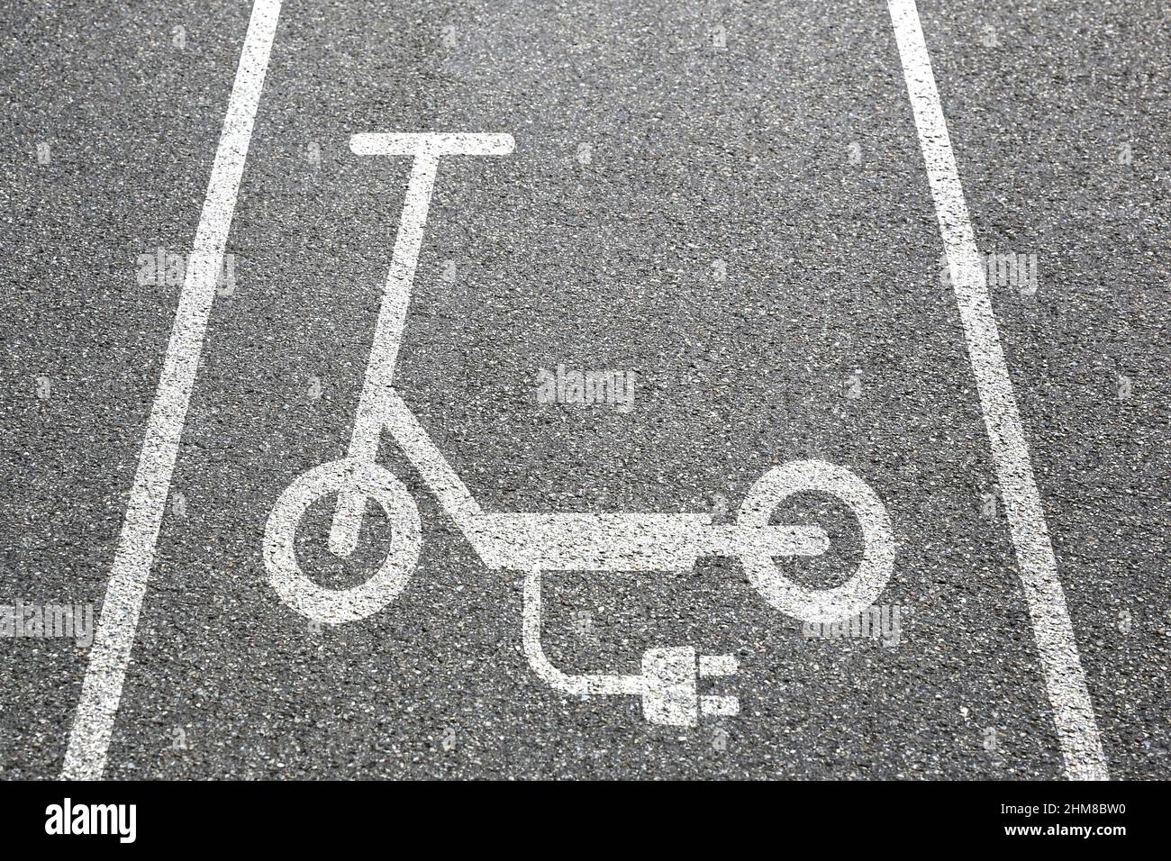 Scooter elettrico e-scooter corsia percorso strada segnaletica ecologica mobilità trasporto Foto Stock