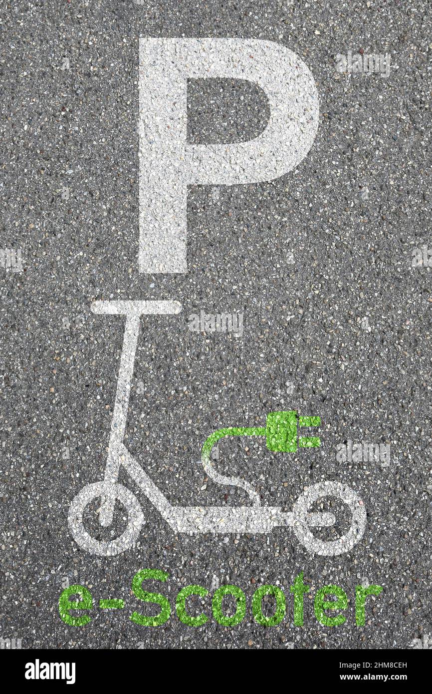 Parcheggio segno scooter elettrico e-scooter strada ritratto formato ecologico verde mobilità città trasporto Foto Stock