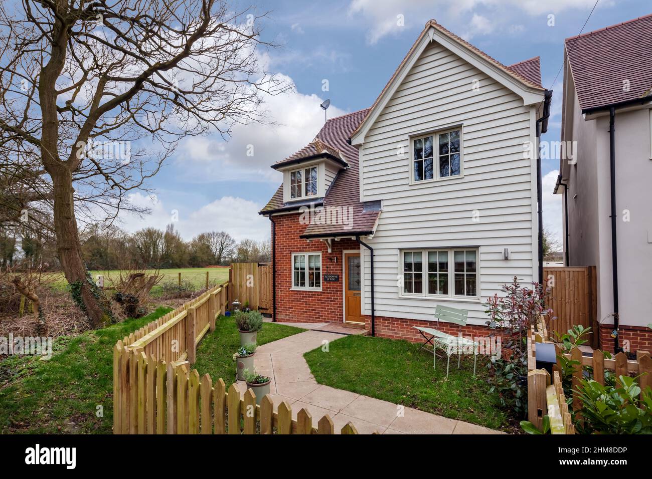 Ashdown House, Clare, Suffolk - Marzo 1 2017: Soggiorno compatto o sala tv all'interno di una piccola casa moderna ed elegante con divano e grande specchio Foto Stock