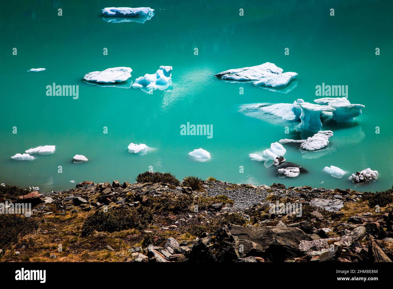 Foglie galleggianti di ghiaccio glaciale, iceberg e formazioni di ghiaccio nel lago Hooker durante lo scioglimento della neve, Apls meridionale, Nuova Zelanda. Foto Stock