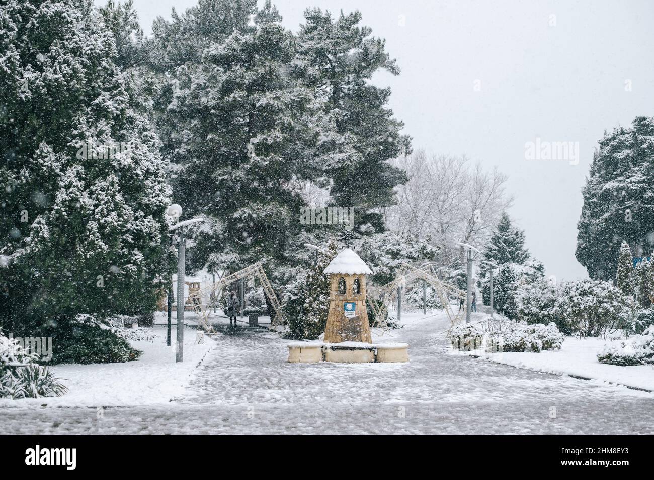 Gelendzhik, Russia, 24 gennaio 2022: Vista sulla città della piazza chiamata "città sorella di Hildesheim". Foto Stock